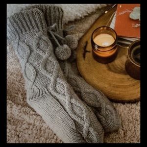 NWT Muk Luks Women's Pom Cable Knit Cabin Sock Dark Grey Size L/XL